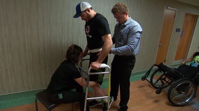 Un electrodo implantado en la columna vertebral permitió caminar a un parapléjico