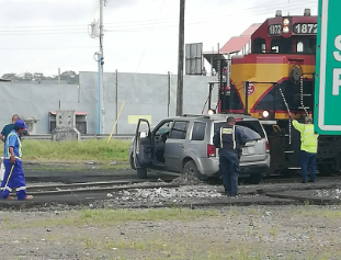 Tren choca contra una camioneta en Colón