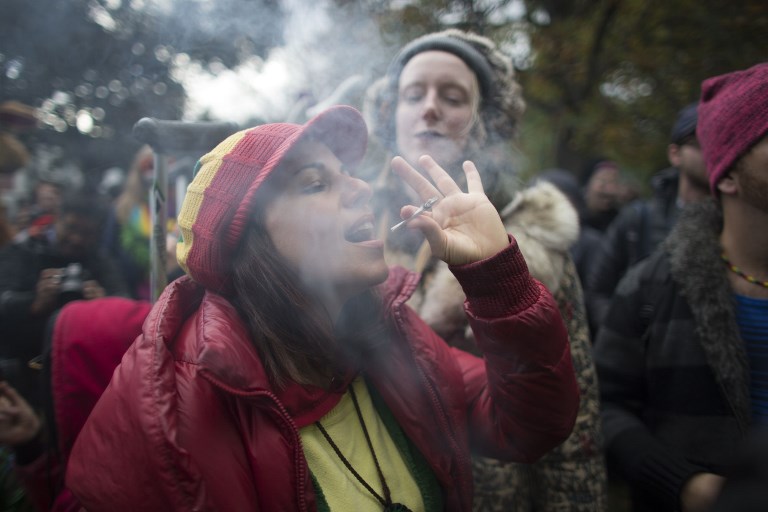 Canadá legaliza la marihuana, los clientes celebran y los mercados esperan