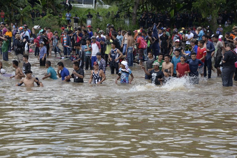 Centenares de migrantes hondureños se lanzan a río fronterizo e ingresan a México
