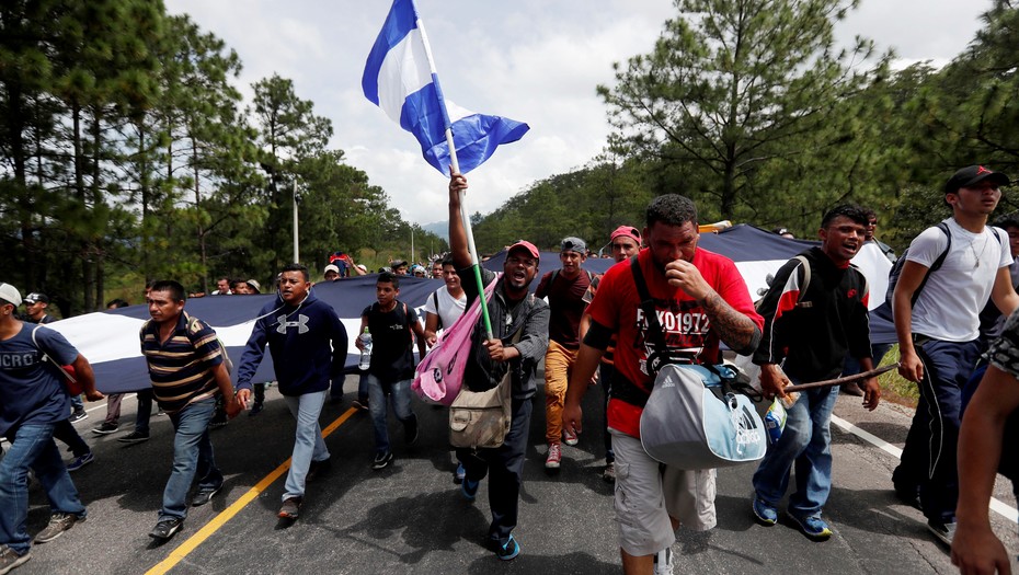 Migrantes hondureños marchan en caravana por Guatemala en intento de llegar a EE.UU.