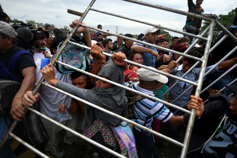 Caravana de migrantes hondureños logra cruzar a México en su periplo hacia EEUU