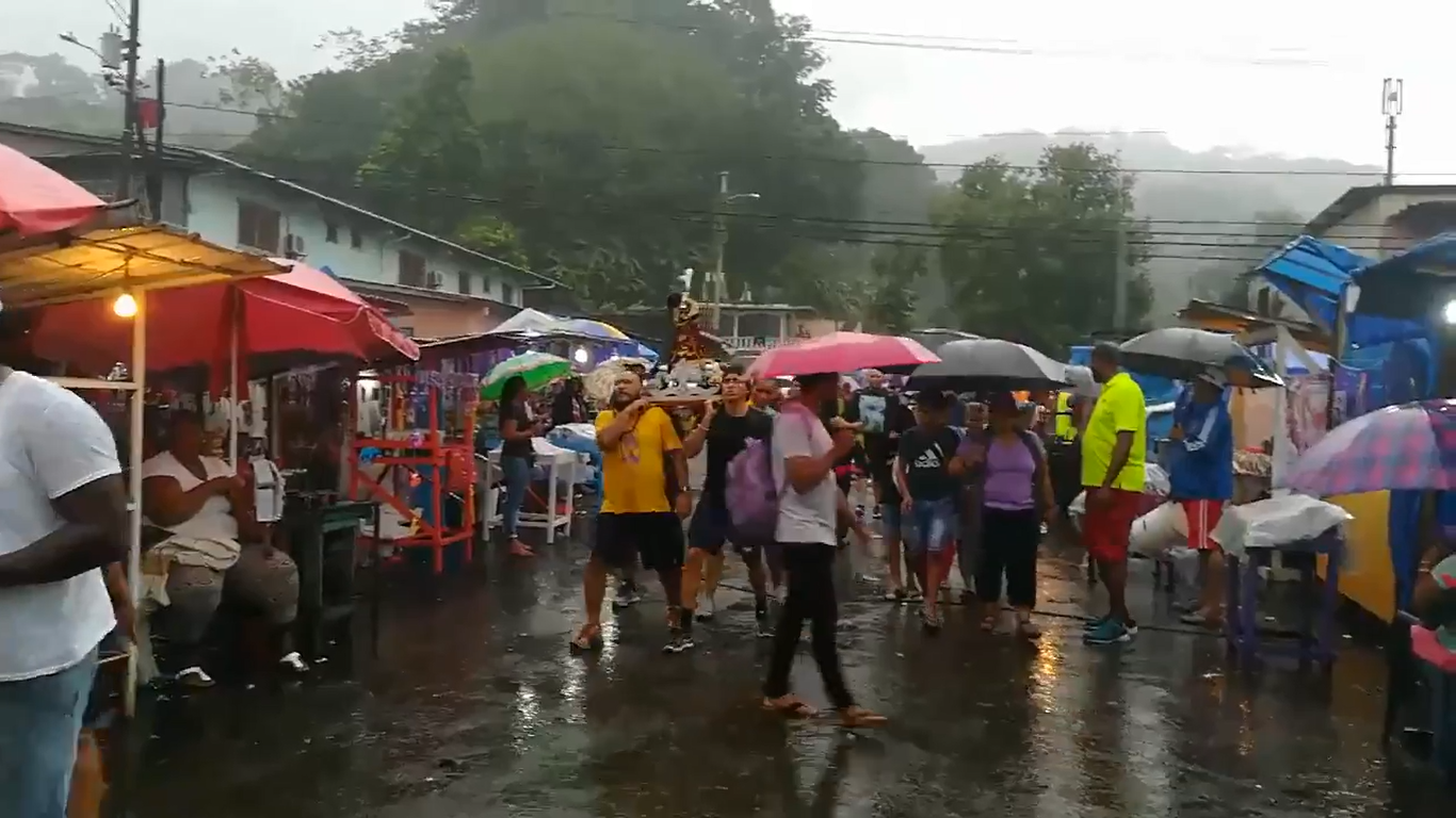 Devotos del Cristo Negro de Portobelo continúan su peregrinaje pese a las lluvias