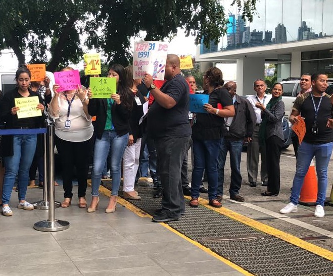 Funcionarios de la DGI protestan en exigencia de bono por desempeño