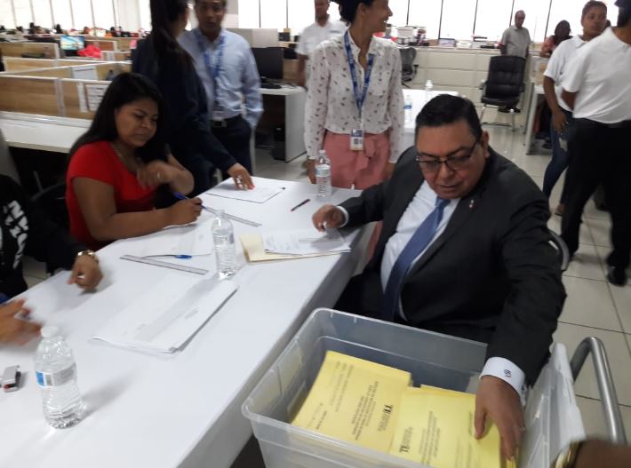 Francisco Carreira entrega primeras firmas para su candidatura presidencial independiente