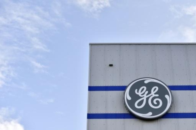 GE, investigada tras fuerte pérdida trimestral, recorta su dividendo