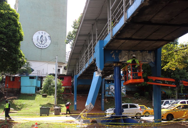 Inicia reparación de puente peatonal frente al Complejo Hospitalario en Transístmica