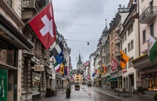 Suiza termina con secreto bancario y comparte información financiera