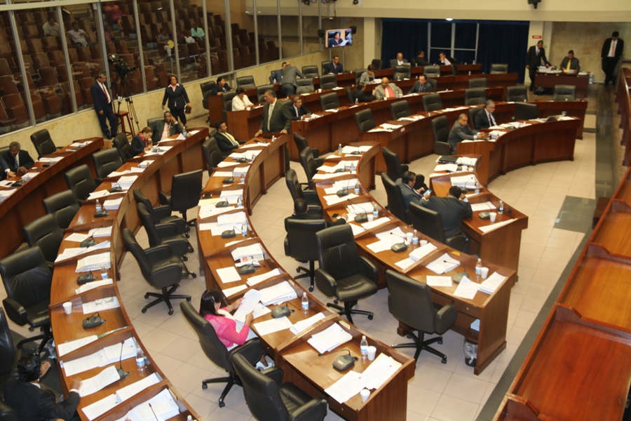 Diputados y MEF "enfrentados y enredados" en debate sobre Reforma Fiscal
