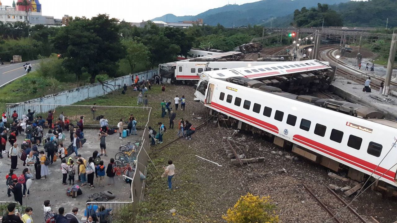 Al menos 22 muertos en descarrilamiento de un tren en Taiwán