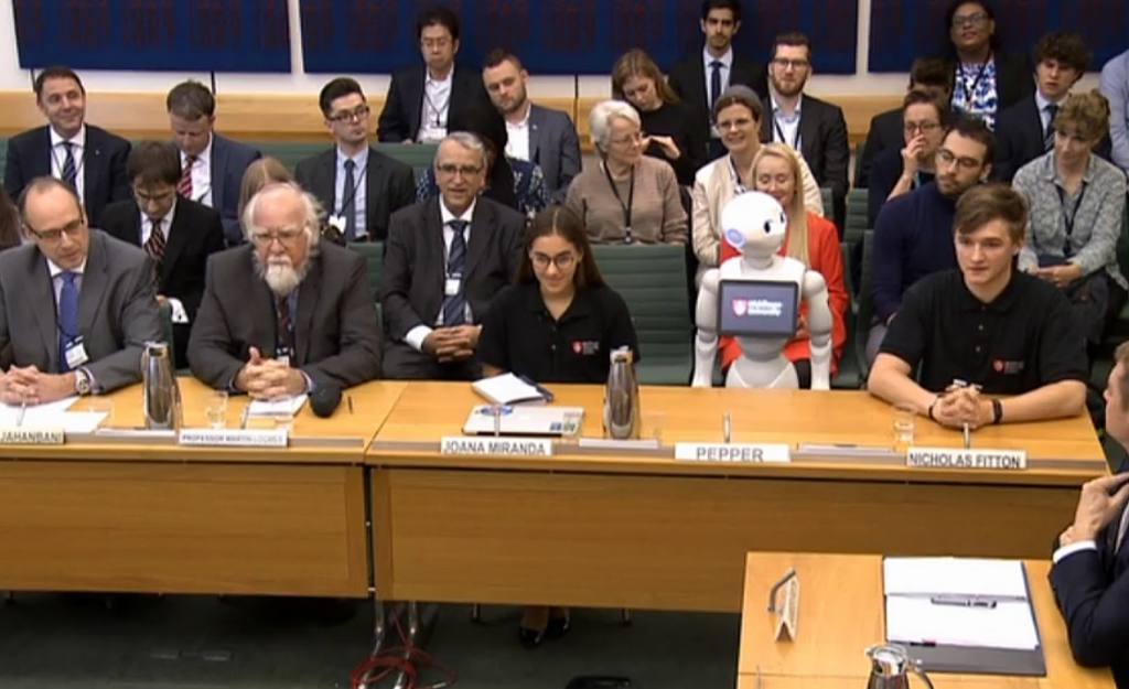 Un robot habla de inteligencia artificial ante los diputados británicos