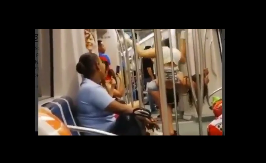 Chicas 'twerkean' dentro de un tren del  Metro