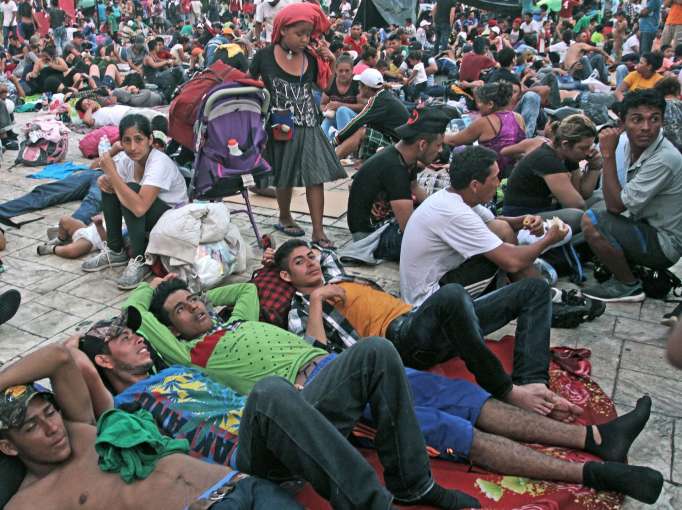 Migrantes hondureños recobran fuerzas antes de seguir caravana que enfurece a Trump