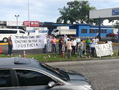 Camioneros y sociedad civil realizan protesta cerca de casetas de Corredores