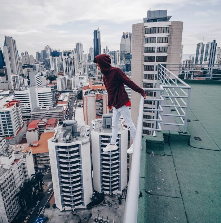 Influencer panameño desafía las alturas desde el piso 25 de un edificio