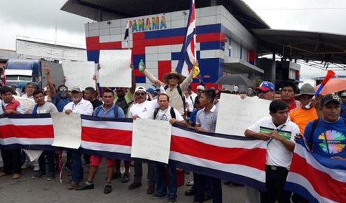 Costarricenses cierran frontera con Panamá en protesta contra reforma fiscal