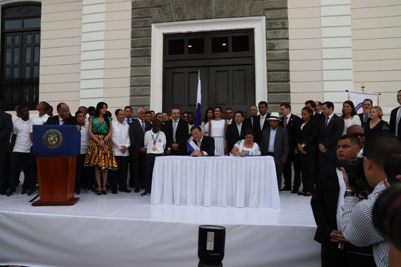 Varela sanciona ley de Colón Puerto Libre
