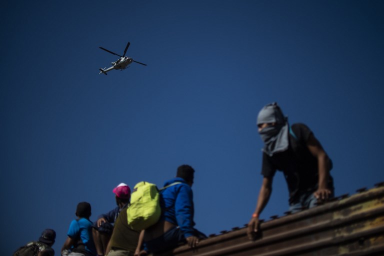 Cientos de migrantes tratan de saltar valla fronteriza entre México y EEUU