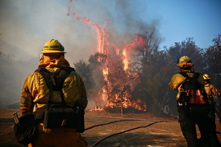 Continúa la búsqueda de víctimas de incendios en California y el humo se extiende