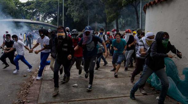 Estudiantes chocan con policías que bloquearon marcha en Caracas