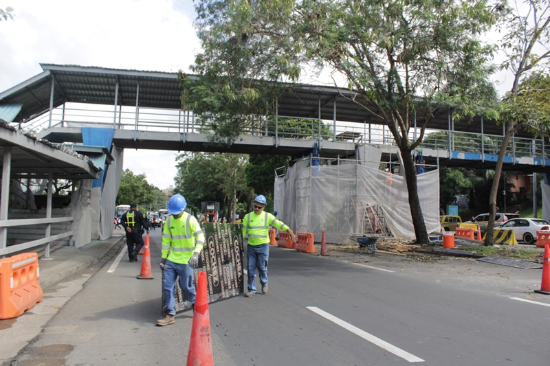 Reparación de puente peatonal del Complejo Hospitalario en Transístmica en un 95%