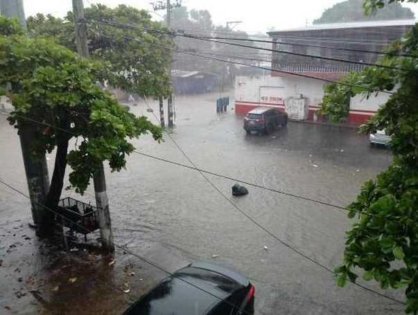 Varias vías inundadas en la capital y el interior por fuertes lluvias