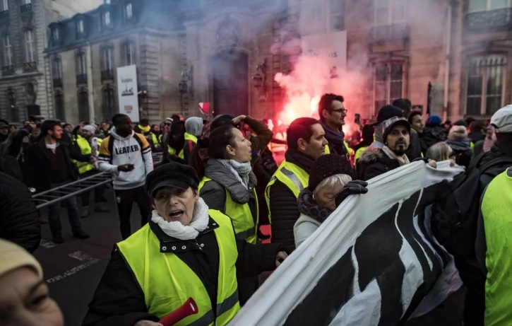 Amplia protesta ciudadana Anti-Macron  por alza de combustibles