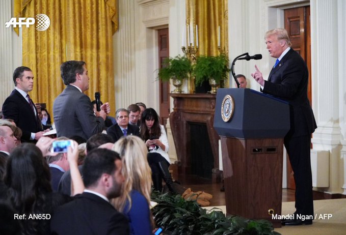 Juez obliga a Trump a devolver la credencial a periodista de CNN