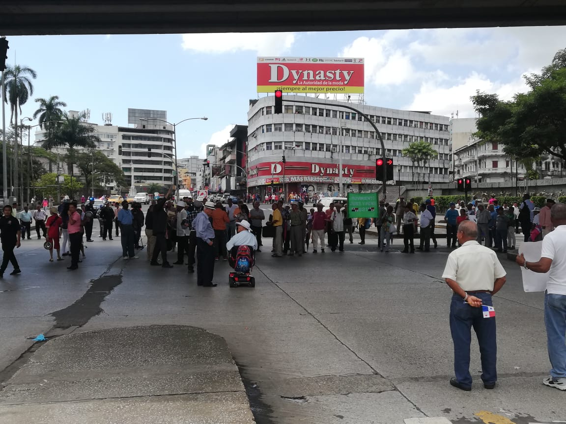 Jubilados protestan para exigir a Varela que sancione aumento de pensiones