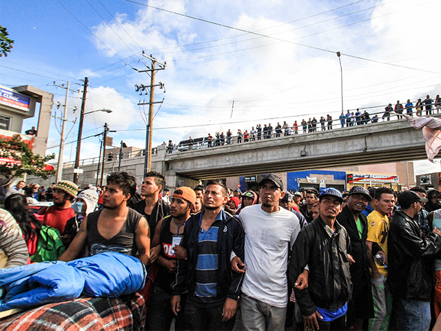 Caravana migrante muda parcialmente su campamento al ras de frontera México-EE.UU.