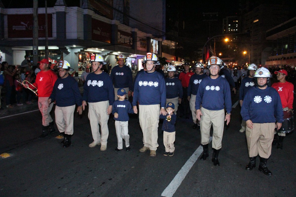 Bomberos de Panamá realizan tradicional Desfile de Antorchas
