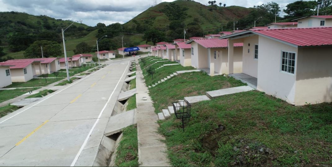Un total de 175 familias se benefician en Veraguas y Herrera con entrega de casas