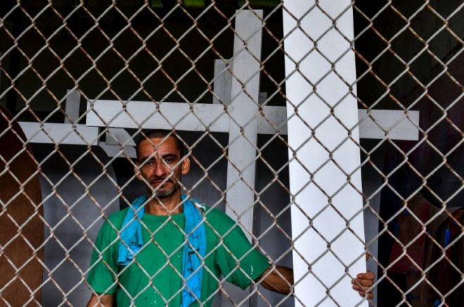 Presos panameños sueñan ser libres fabricando confesionarios para la JMJ
