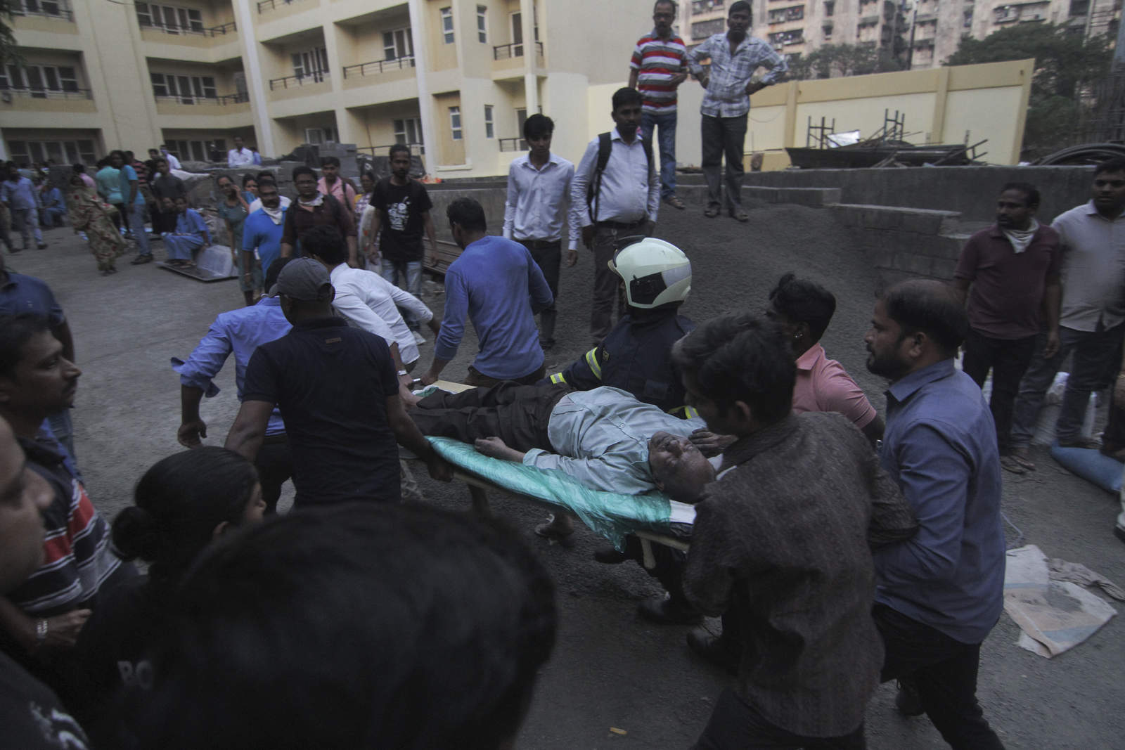 Seis muertos y más de 100 heridos en incendio de un hospital en India