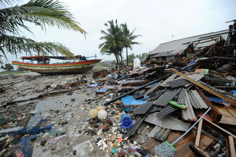 La lluvia dificulta los esfuerzos desesperados de los rescatistas indonesios tras el tsunami
