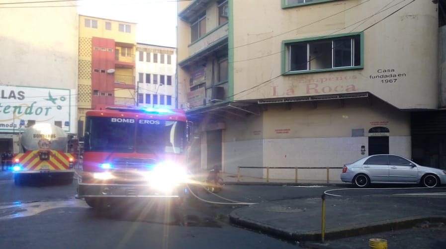 Bomberos sofocan incendio en un almacén en Calidonia