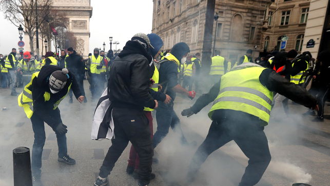 Cerca de 2.000 detenidos el sábado en protestas de "chalecos amarillos" en Francia