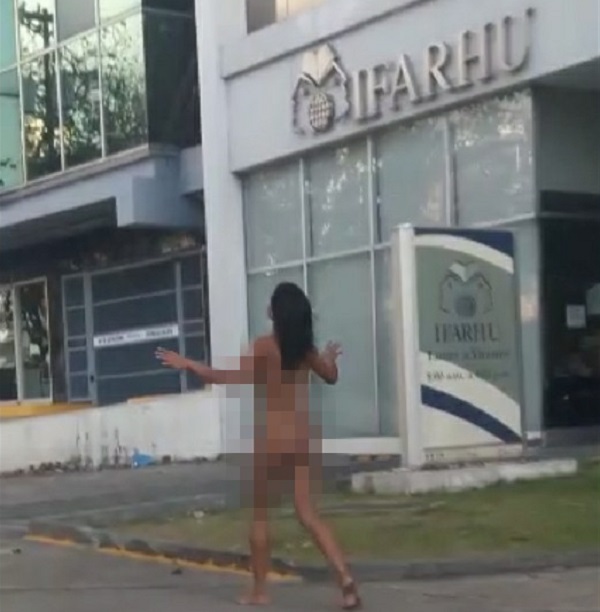 Mujer se pasea desnuda por varias avenidas de la ciudad capital