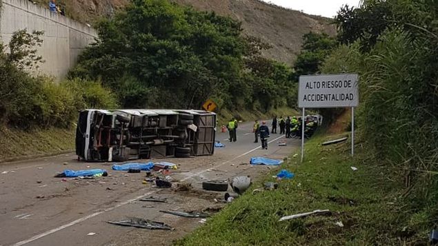 Nueve muertos y 23 heridos en accidente de bus en suroeste de Colombia