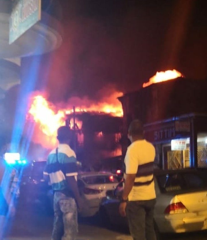 Incendio en viejo caserón en Colón es controlado por bomberos