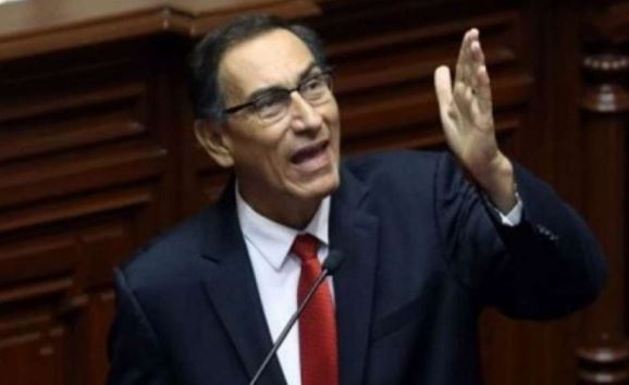 El Congreso de Perú destituye al presidente Vizcarra