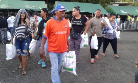 Panameños vuelven a madrugar para comprar un jamón de $8.00 en las NaviFerias