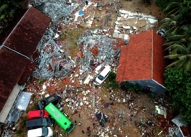 Más de 220 muertos por un tsunami "volcánico" en Indonesia