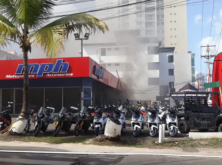 Se registra incendio en local de venta de llantas en Vía Brasil
