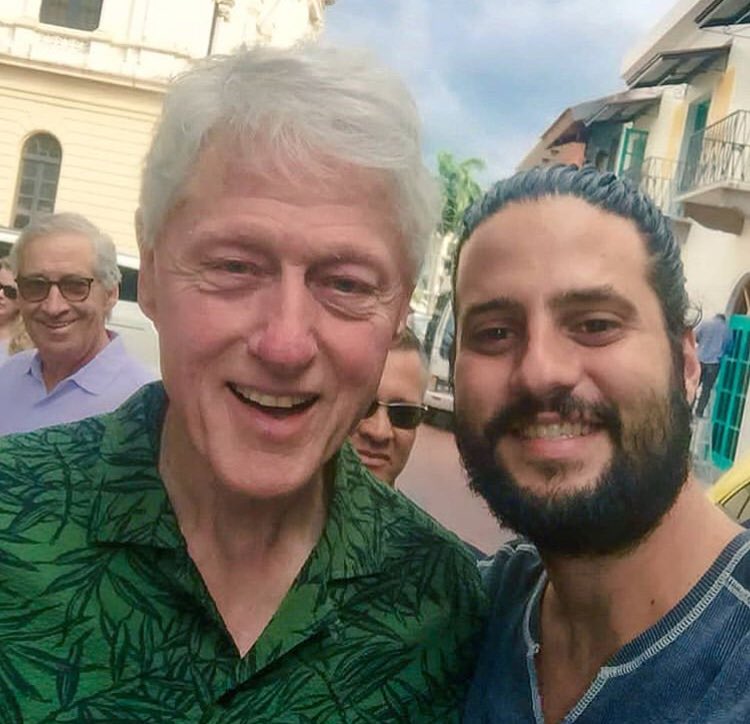 Expresidente estadounidense Bill Clinton de paseo por el Casco Antiguo