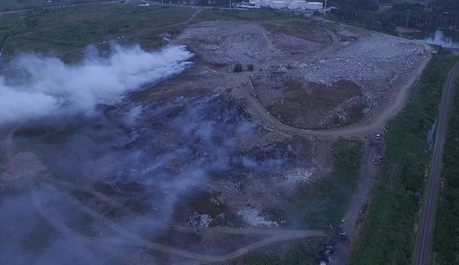 Extinguen fuego que consumió tres hectáreas del vertedero de Colón