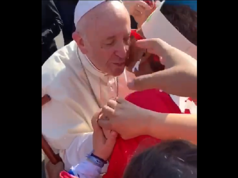 El papa canta cumpleaños a mujer, que lo saludó al salir de la Nunciatura