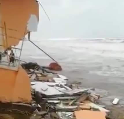 Marejada en Costa Abajo de Colón causa el colapso de una casa