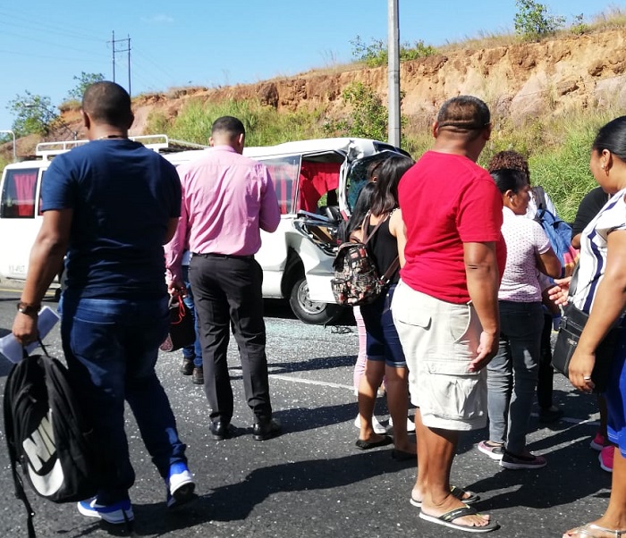 Colisión entre busitos coaster en Autopista Arraiján-La Chorrera deja heridos