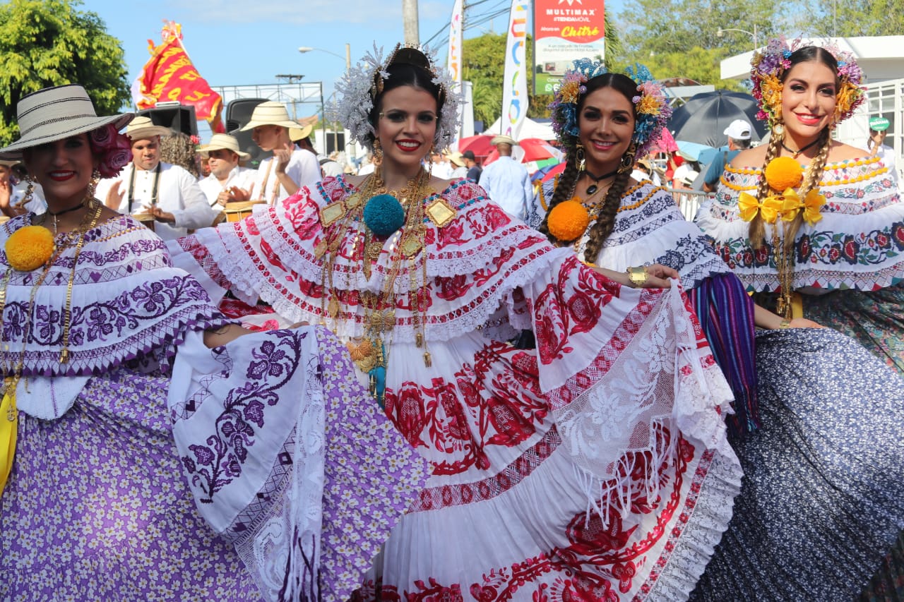 Desfile de las Mil Polleras, fiesta del folklore panameño